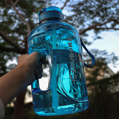 Bouteille d'eau de sport sans BPA avec paille, tasse de fitness portable, grande capacité, PC, 1700m